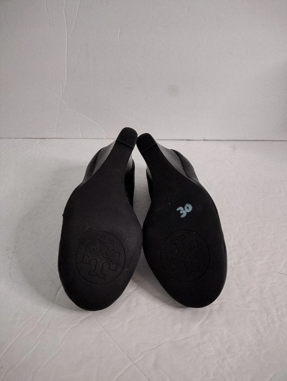 Tory Burch Caroline Wedge Pump 6 Black Leather Gold Logo Office Quiet Luxury